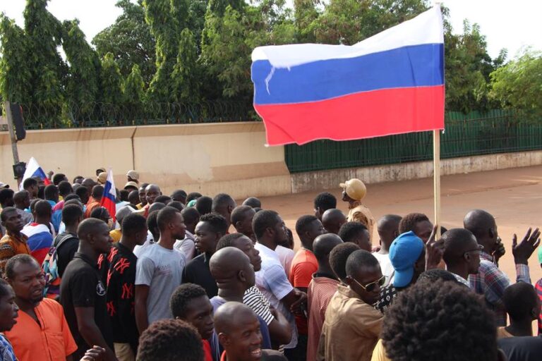 Soldados dan un golpe de Estado y deponen a la junta militar de Burkina Faso