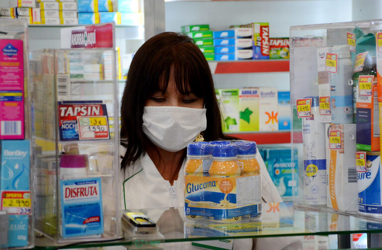 Colegio de Farmacéuticos llamó a las autoridades sanitarias a promover el uso de mascarillas en farmacias