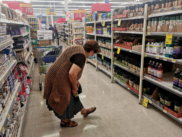 Nuevo Observatorio del costo de abarrotes calcula los productos más baratos en cada comuna del país