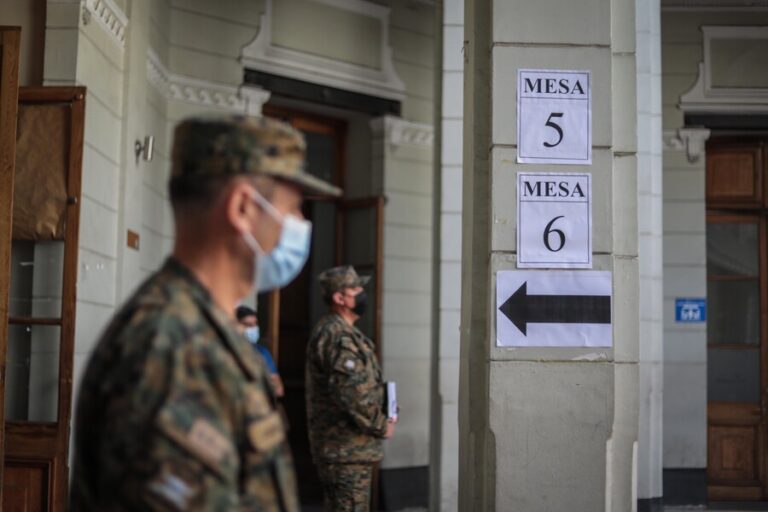 Fuerzas Armadas llegan a resguardar los locales de votación para el plebiscito de salida