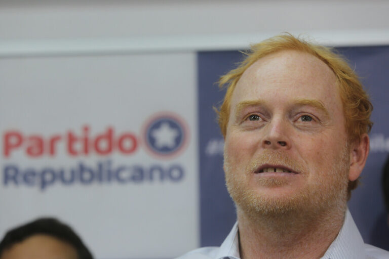 Rojo Edwards renuncia a la presidencia del Partido Republicano: 