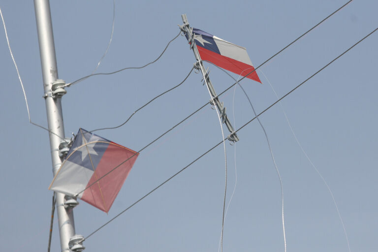 Gobierno llama a no elevar volantines frente a autopistas y detecta 20 puntos críticos en la RM