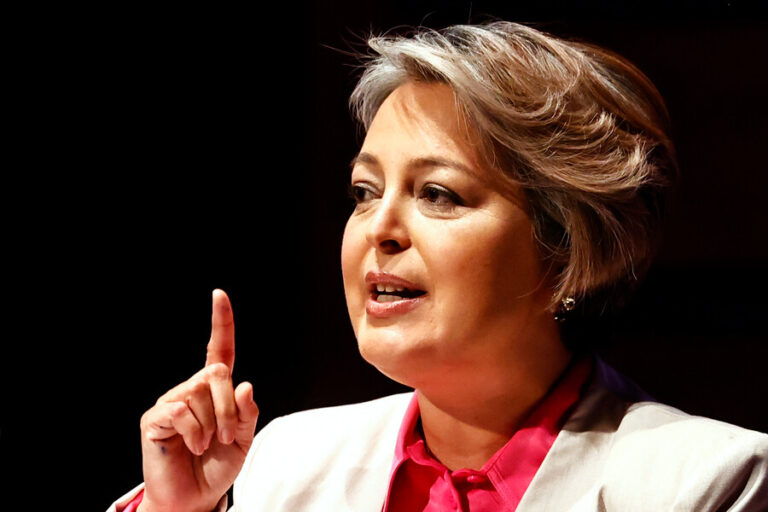 Ministra Jara asegura que mayor recaudación por reforma tributaria buscará subir la PGU a $250 mil