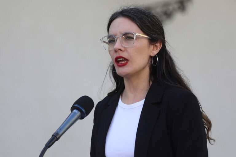 Ministra Vallejo a vicealmirante de la Armada: 