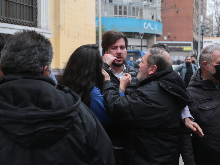 Decretan arresto domiciliario nocturno a los cuatro sujetos que agredieron a Simón Boric