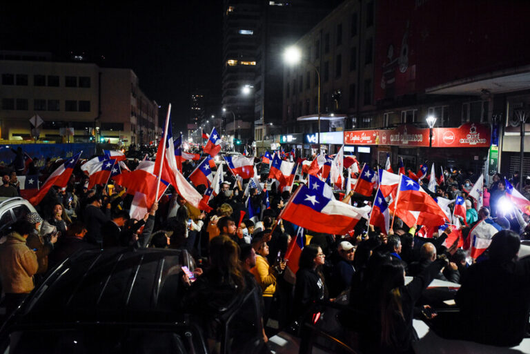 Multitudinarias celebraciones por el triunfo del Rechazo marcan cierre de jornada de plebiscito