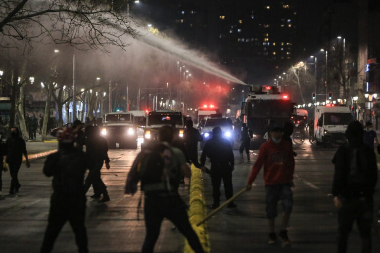 Informe de Carabineros: Jornada post plebiscito dejó 18 detenidos y dos uniformados lesionados