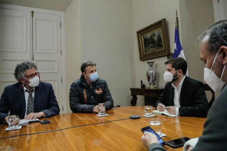 Alcaldes se reúnen con el presidente Boric y señalan que el proceso constituyente 