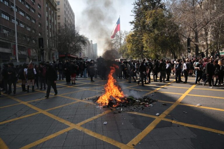 Manifestaciones en la Alameda terminaron con 25 detenidos y un bus de RED quemado