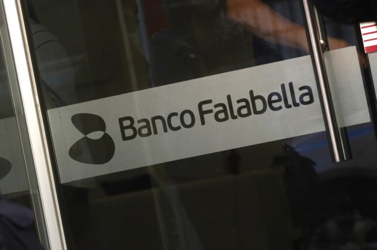 Sernac oficia a Banco Falabella tras problemas en plataformas digitales: Evaluarán acciones