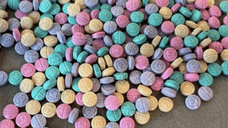 ¿Qué es el fentanilo arcoíris? Píldoras de letal droga generan alarma por su peligro para los jóvenes