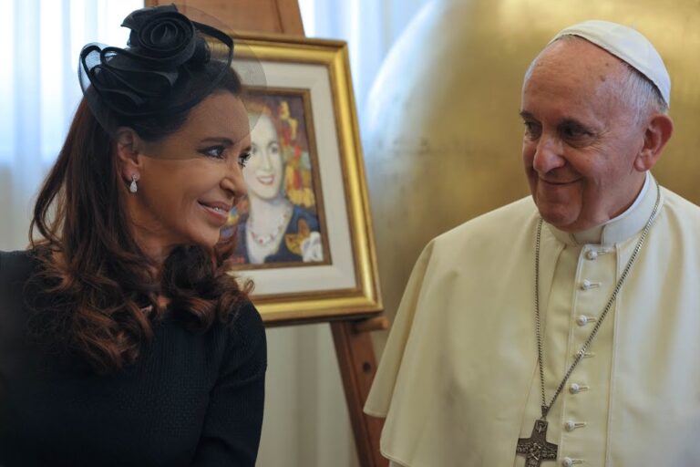 Papa Francisco llamó a Cristina Fernández tras intento de ataque: Abogó por la “armonía social” y el respeto democrático