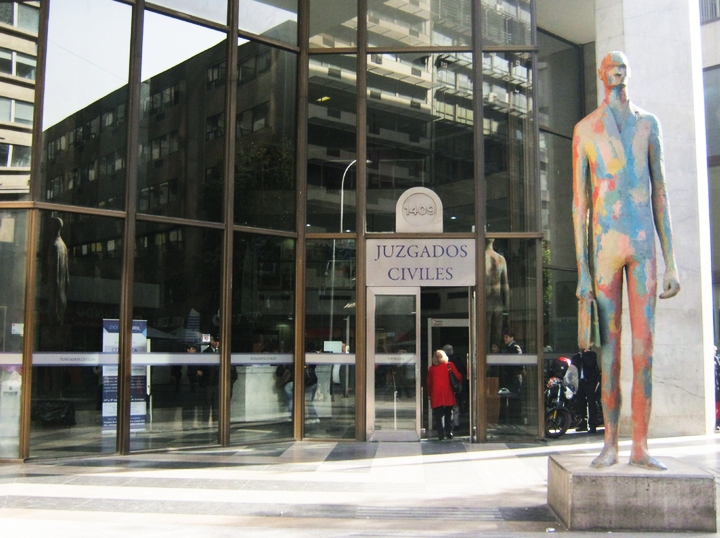 Juzgado Civil decretó pago de indemnización a mujer víctima de violación por parte de 19 militares en dictadura