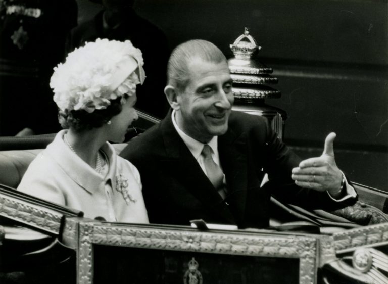 La historia del Ford Galaxie 500 XL que fue obsequiado por la reina Isabel ll a Chile en 1968