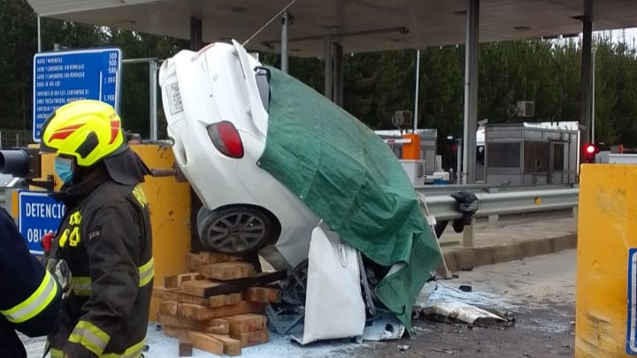 Dos personas fallecieron tras violenta colisión en el peaje Pilpilco de la Ruta 160 en Los Álamos