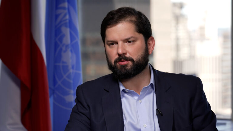 Cadem: Aprobación al presidente Boric cae seis puntos y rompe por primera vez la barrera del 30%