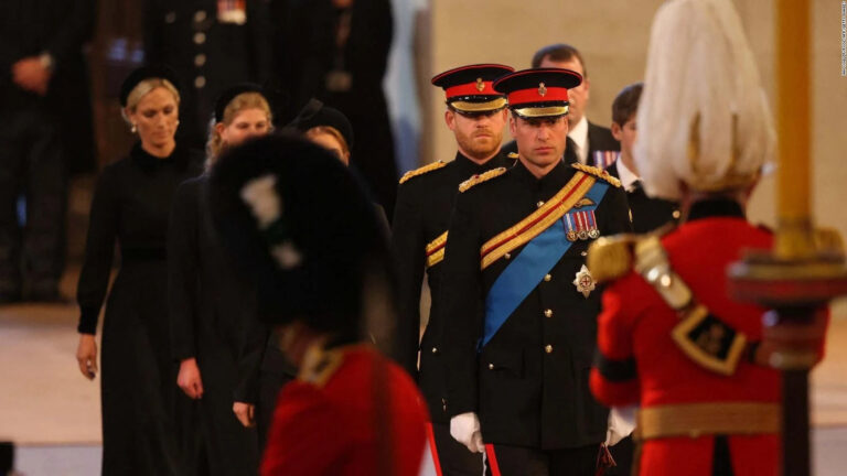 Los príncipes William y Harry encabezaron una vigilia junto al ataúd de la reina Isabel II