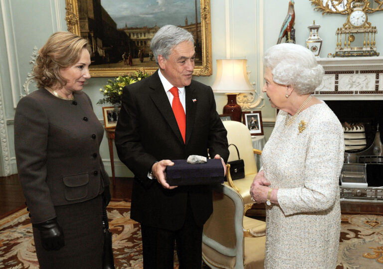 El día en que Sebastián Piñera le regaló una piedra de la mina San José a la reina Isabel II