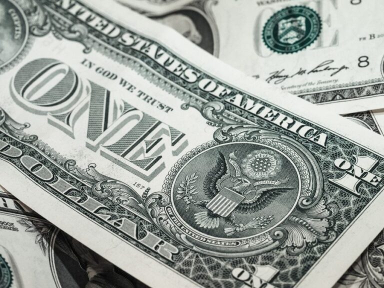 Experto dice que dólar bajaría a $800 tras triunfo del Rechazo, pero 