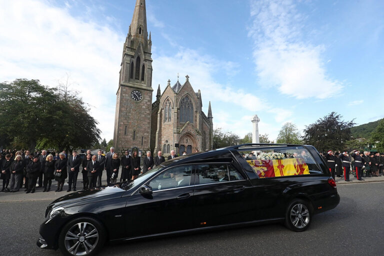 El féretro de roble de la reina Isabel II llegó a la capital escocesa de Edimburgo