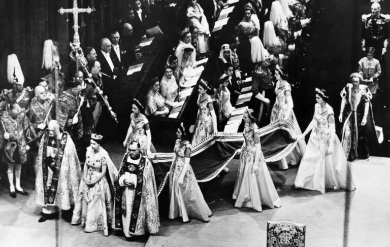 ¿Cómo y a qué edad llegó la reina Isabel II al trono?