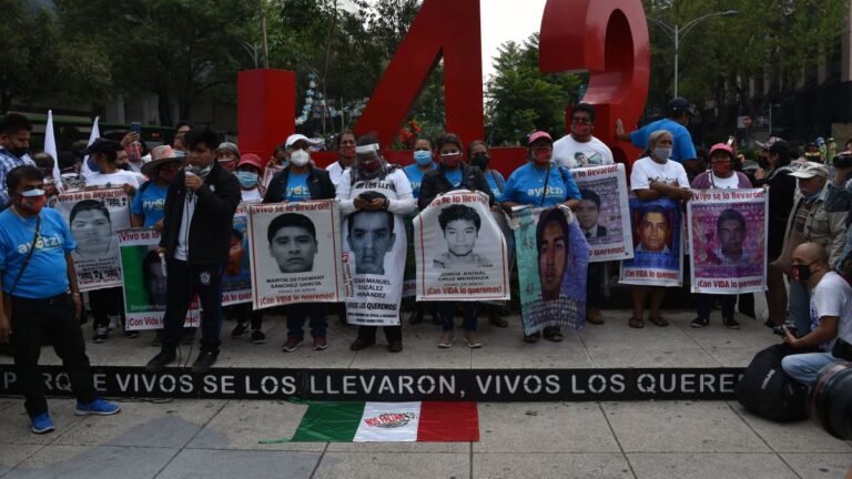 Detienen a tres militares por la desaparición de los 43 estudiantes de Ayotzinapa, México