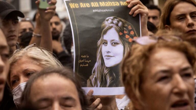 Padre de Mahsa Amini dice que las autoridades mintieron sobre su muerte