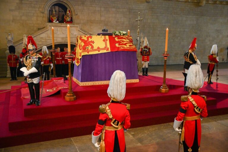 Miles de personas llegan a rendir tributo a la reina Isabel II en su capilla ardiente
