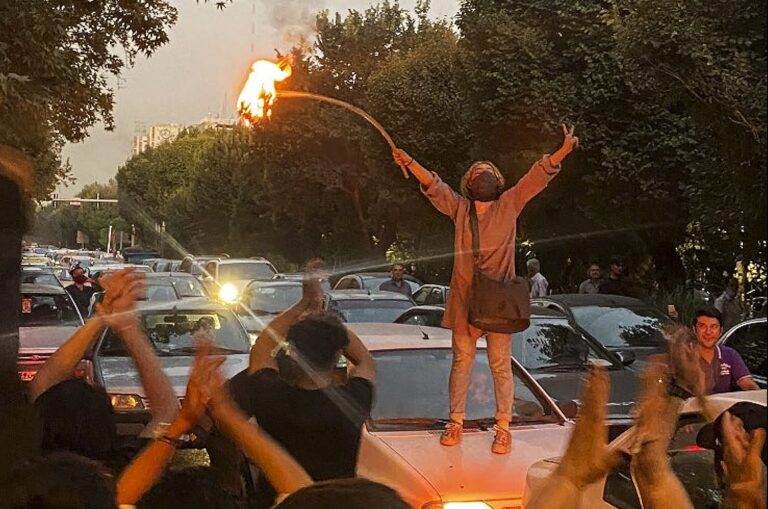 Mujeres en Irán queman sus hiyabs en protesta por la muerte de Mahsa Amini