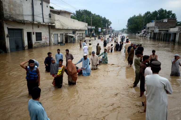 Raúl Sohr y Pakistán bajo el agua: Más de 1.130 muertos por las 