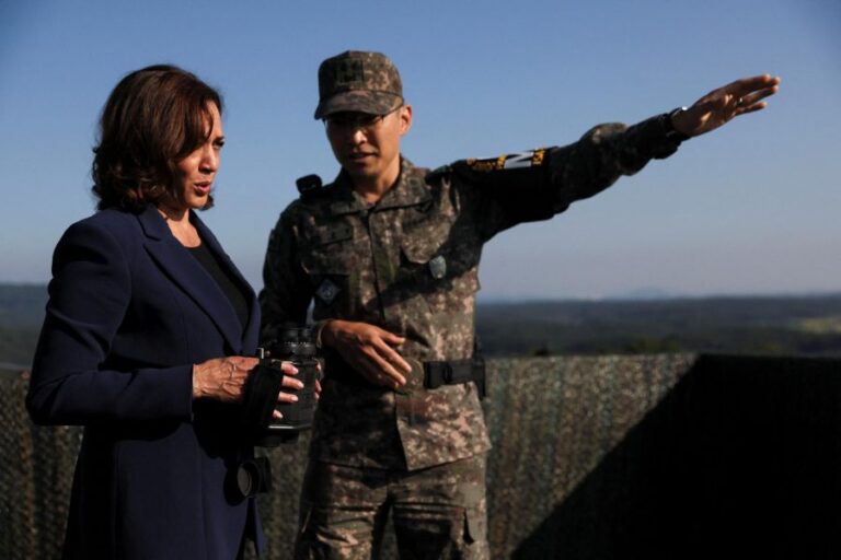 Kamala Harris visitó la zona desmilitarizada que divide Corea del Norte y Corea del Sur