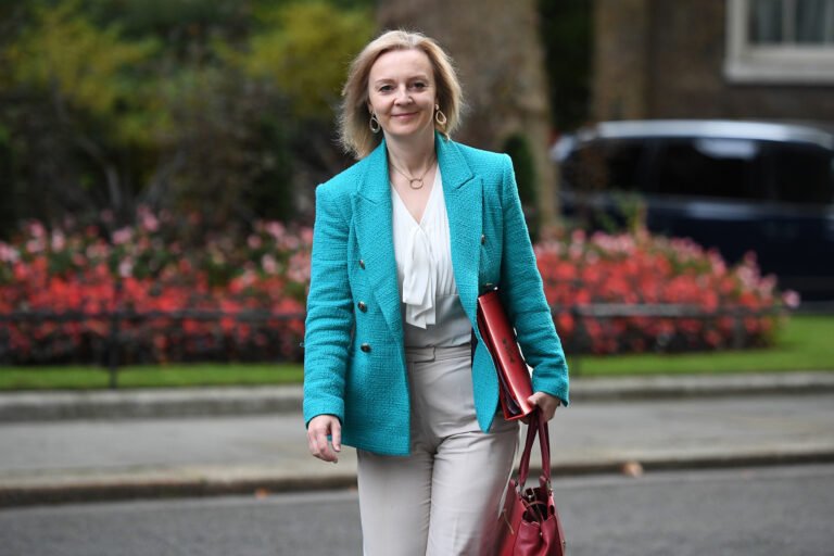 Quién es Liz Truss, la camaleónica política que fue elegida como nueva primera ministra del Reino Unido