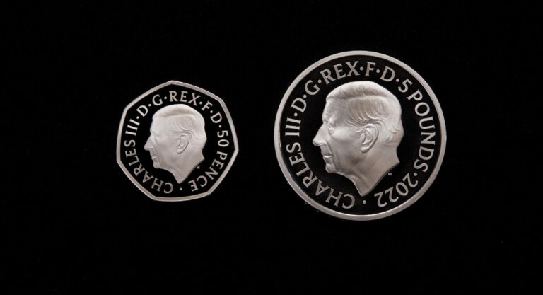 Presentan las primeras monedas con el rostro del rey Carlos III