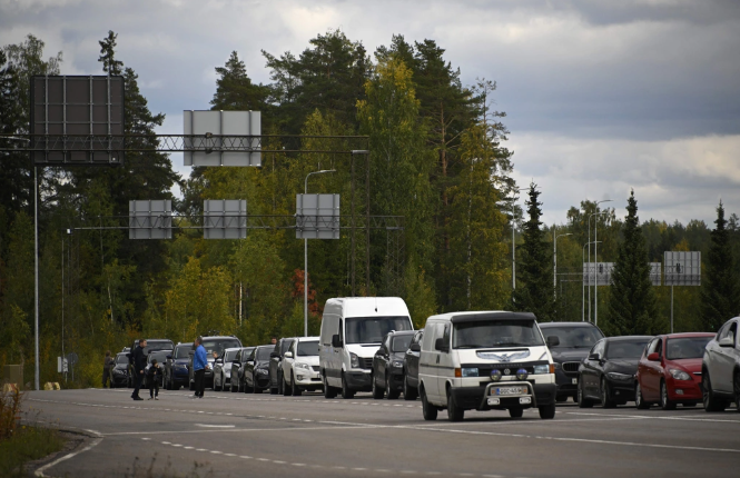Reportan largas filas de autos intentando salir de Rusia tras la 