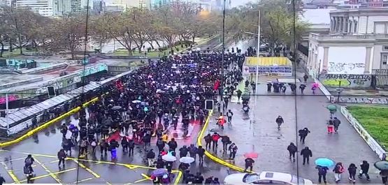 Nueva jornada de manifestaciones estudiantiles en Santiago: Metro funciona con interrupciones