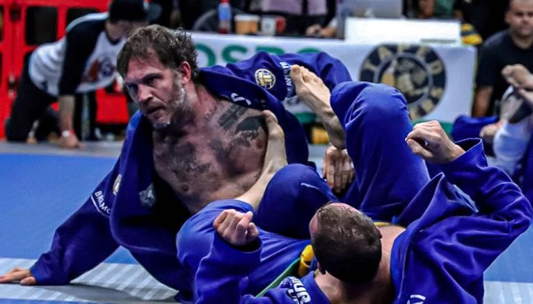 Tom Hardy participó de sorpresa en un campeonato de jiu-jiutsu y se llevó el primer lugar
