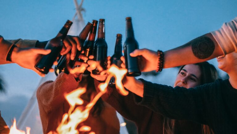 Estudio detalla que en 2022, el consumo de alcohol y drogas en jóvenes chilenos bajó a un 69%