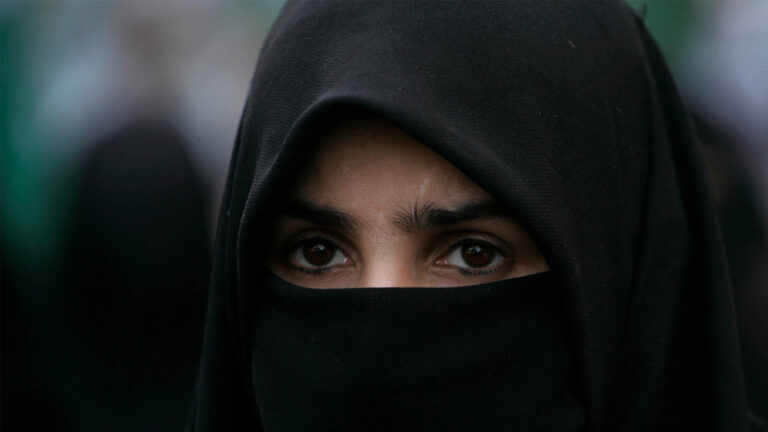 Las fuerzas de seguridad iraníes arrestan a una mujer por comer en un restaurante en público sin su hiyab