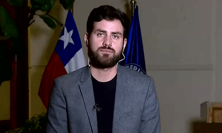 Ibáñez y figura de Carolina Tohá en Interior: 