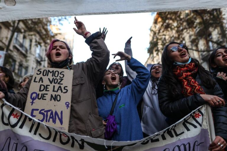 En Argentina asesinan a una mujer cada 30 horas, revela un estudio