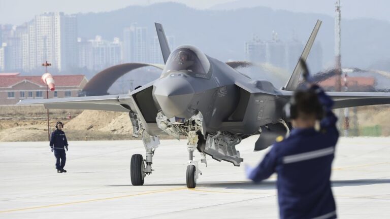 Corea del Norte vuela aviones de combate cerca de la frontera mientras aumentan las tensiones con el Sur
