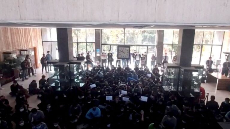 Mujeres, médicos y estudiantes sufren represión policial tras conmemorar la muerte de Mahsa Amini