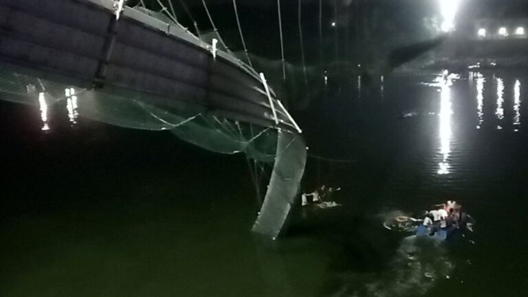 Al menos 60 muertos en derrumbe de puente en India: Hay niños entre las víctimas