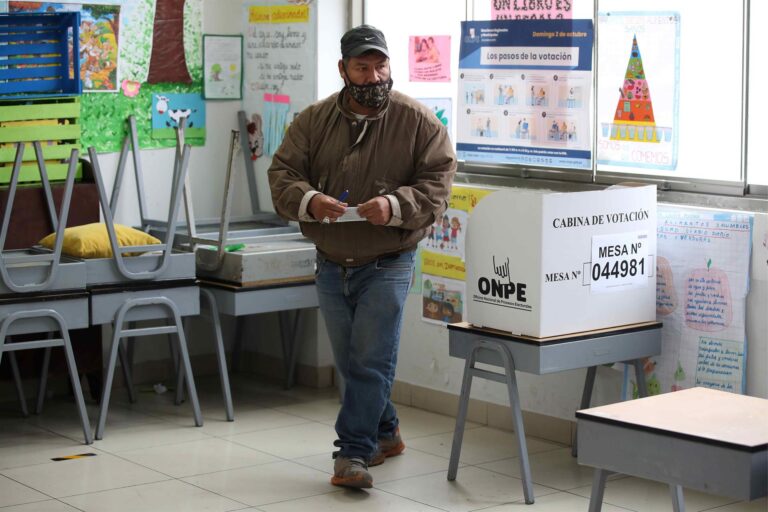 Perú: El desinterés por los comicios regionales y locales deja las mesas electorales vacías