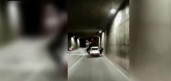 Violenta encerrona en autopista de Santiago: Mujer logró escapar con sus dos hijos en brazos