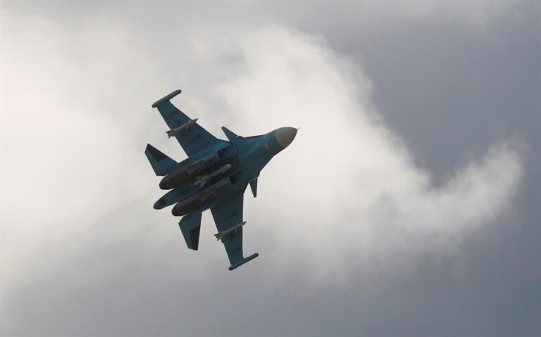 Avión militar se estrelló en zona residencial de Rusia: Hay 2 muertos y 15 personas hospitalizadas