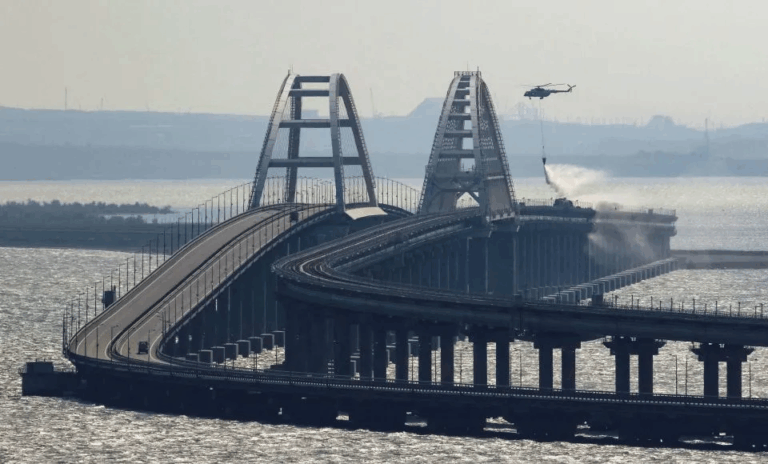 Considerada la joya de Putin: Una fuerte explosión destruyó parte del puente que une a Crimea con Rusia