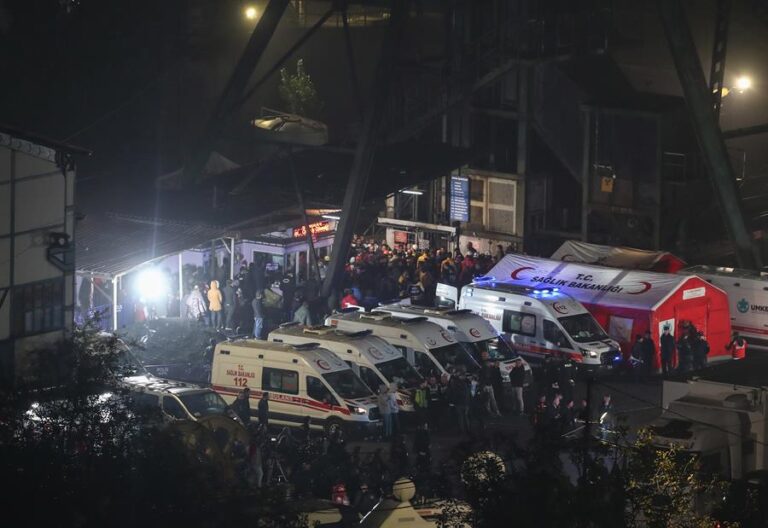 Sube a 40 el número de fallecidos tras una explosión en una mina de carbón en Turquía