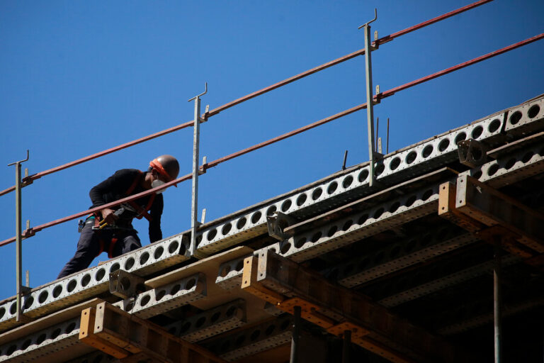 CChC alertó caída de un 44% en los permisos de edificación: Repercutiría en el mercado de nuevas viviendas