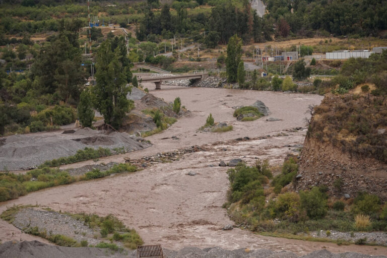 Mujer murió tras caer desde 60 metros de altura al río Maipo: Su pareja fue detenido
